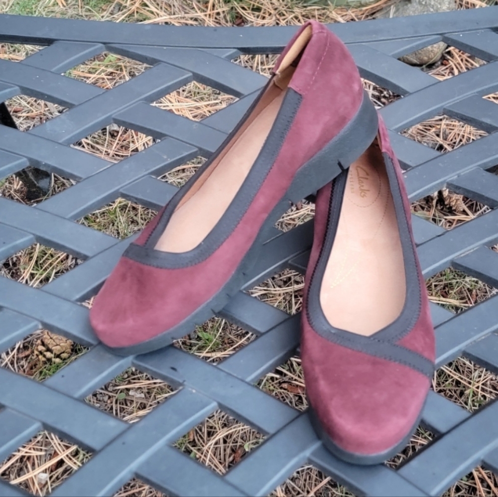 9.5 WIDE Clarks Daelyn Hill Suede Velvet Burgundy Red Maroon Slip On Loafers